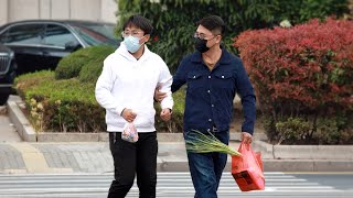 Mentally Disabled Boy Is Afraid to Cross the Street Alone  Social Experiment 得知低智男孩不敢独自过马路，路人牵起了他的手 [upl. by Sarene]