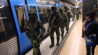 Livgardet åker tunnelbana  Swedish Life Guards on metro exercise [upl. by Chaves]