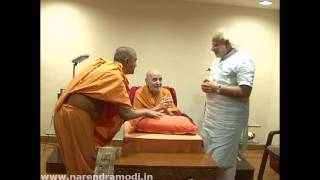 Narendra Modi meets Pramukhswami Maharaj at Swaminarayan Temple [upl. by Fredela]